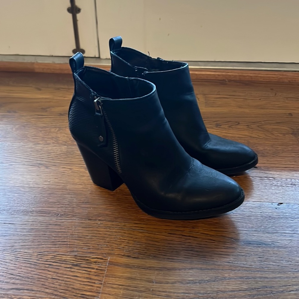 Universal Thread Black Booties - Size 6.5 - Great Condition!